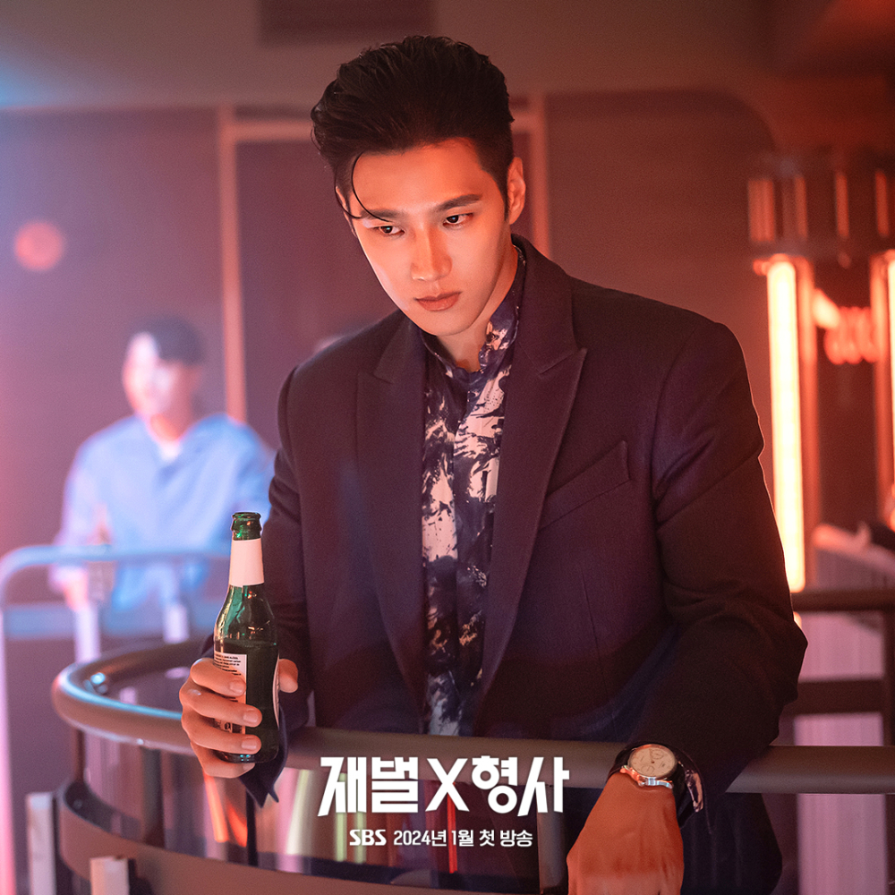 安普賢將飾演最愛玩的不懂事財閥三世兼降落傘刑警「陳伊秀」