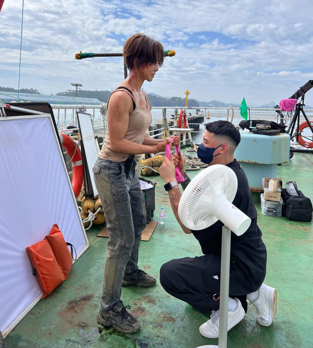 李施昤在拍攝空檔也瘋狂健身