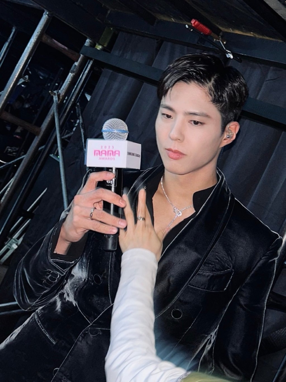 朴寶劍擔任《2023 MAMA》第二天的主持人