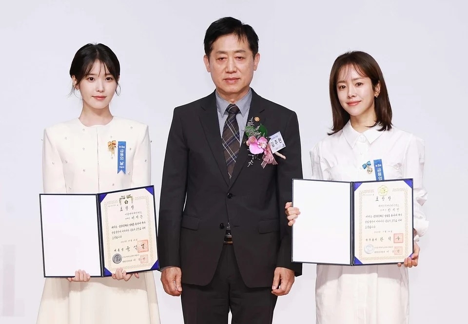 韓志旼今年10月還和IU也在金融日紀念儀式上受到政府的表彰