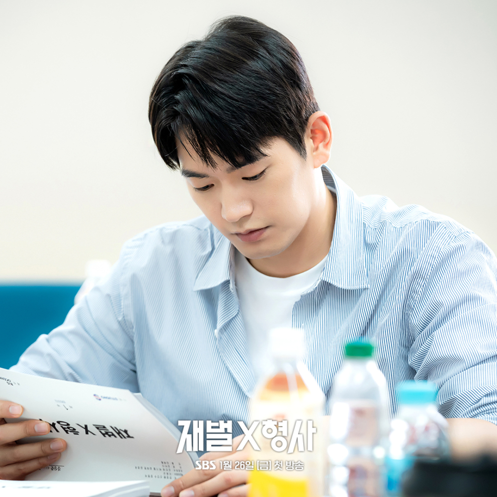 姜尚俊飾演江河警察局重案1組組員「柳俊榮」，女主李康賢的至親好友。