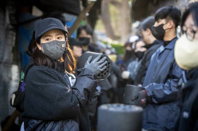 韓志旼、趙寅成、林世美、曹惠晶、李施彥、編劇盧熙京等150人與JTS起參加了煤炭志願服務