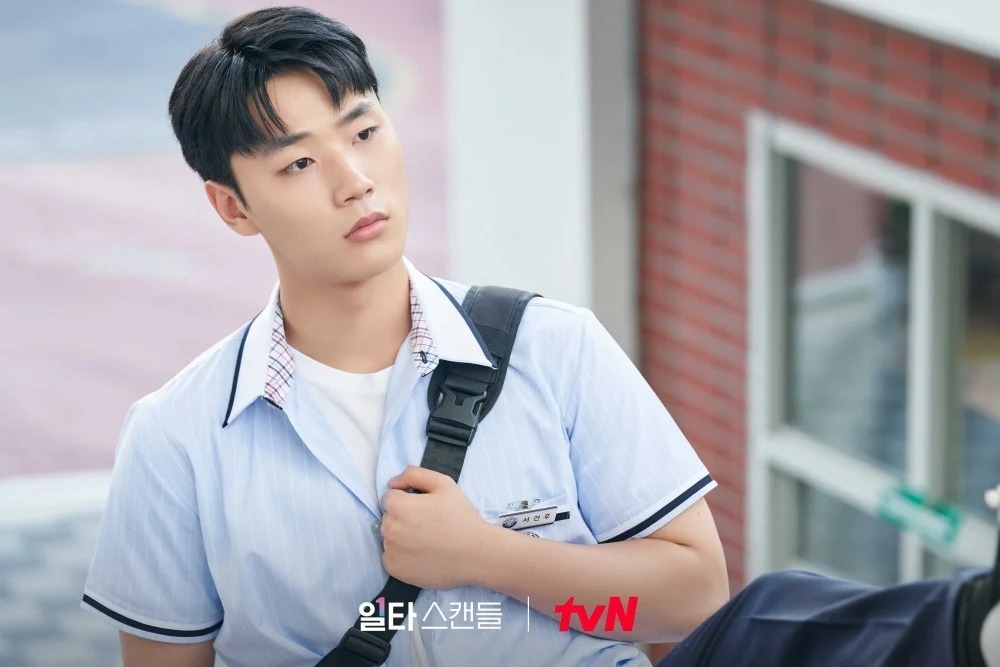 李敏載飾演「高賢卓」