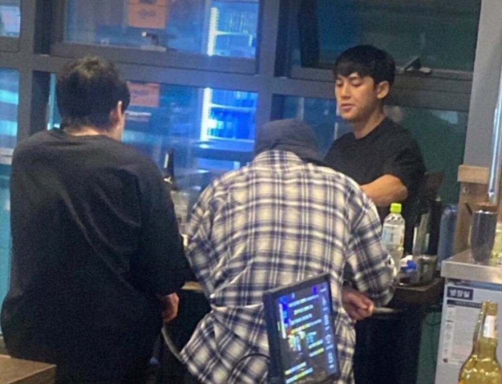 在餐廳兼職的越南留學生認出了