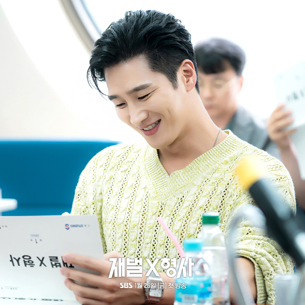 安普賢將飾演最愛玩的不懂事財閥三世兼降落傘刑警「陳伊秀」