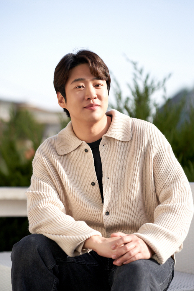 安宰弘飾演與裕真結婚5年的丈夫「Samuel」