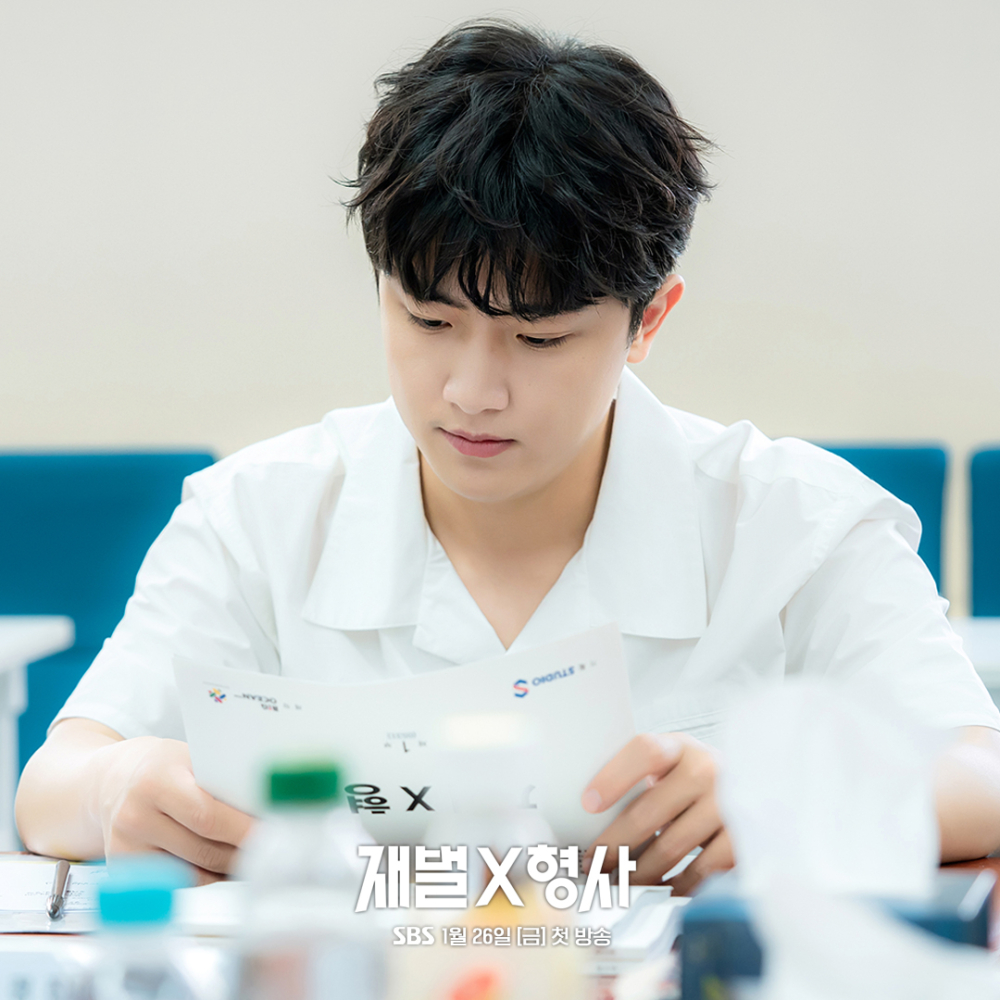 金伸比飾演江河警察局重案1組老么組員「崔京鎮」