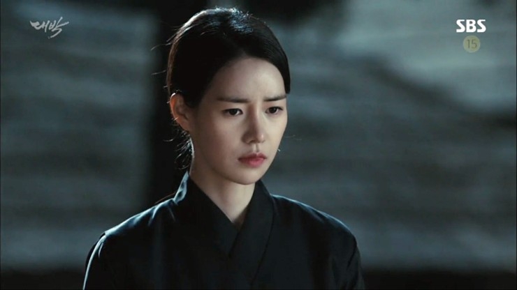 林智妍在劇中飾演朝鮮法律專家的外地女人「玉泰英」