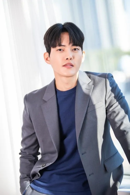 金建宇則將飾演恩中和尚淵的大學照片社團的前輩「金相學」