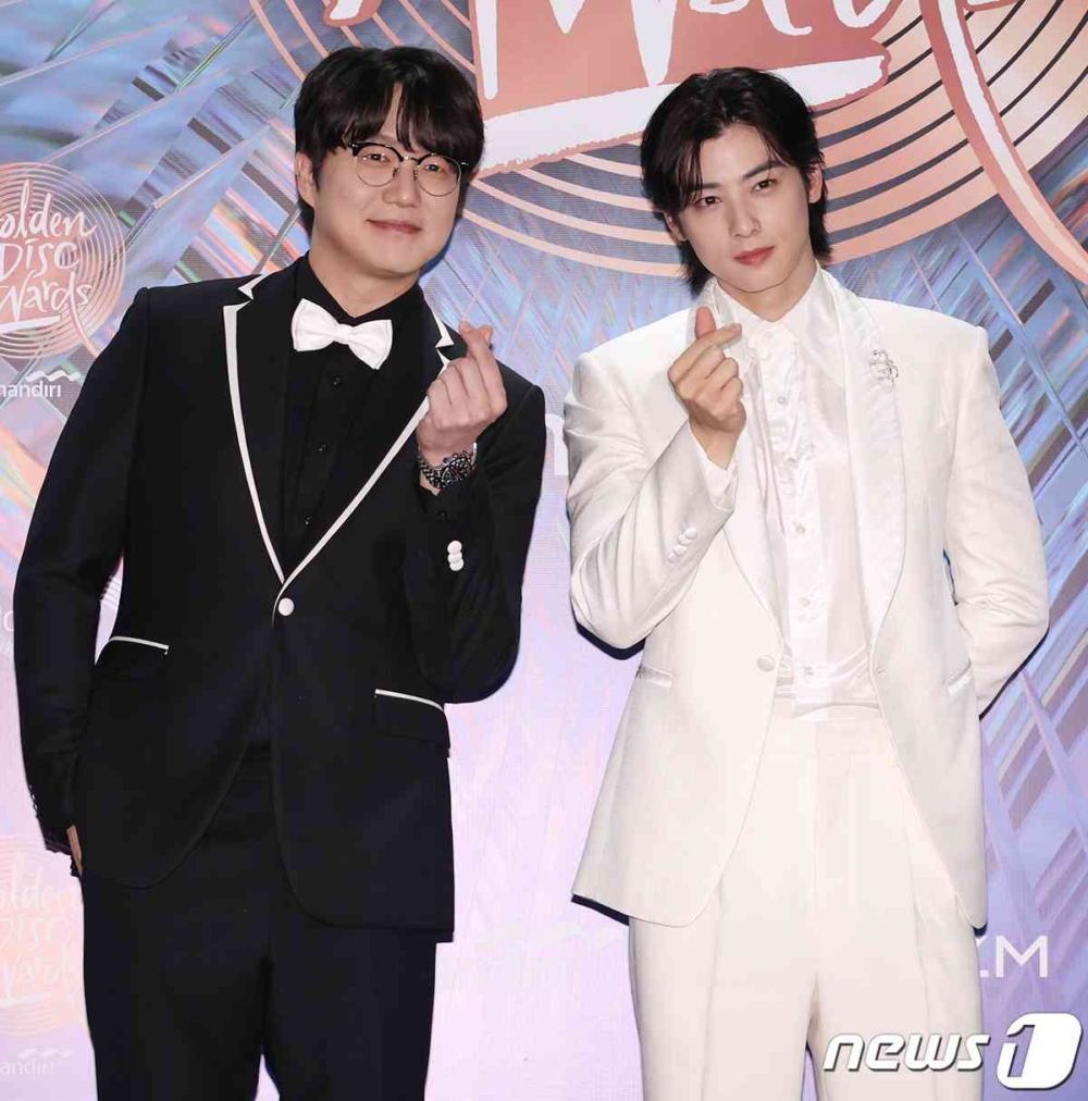 車銀優與成始璄一同擔任了第38屆金唱片獎的主持人