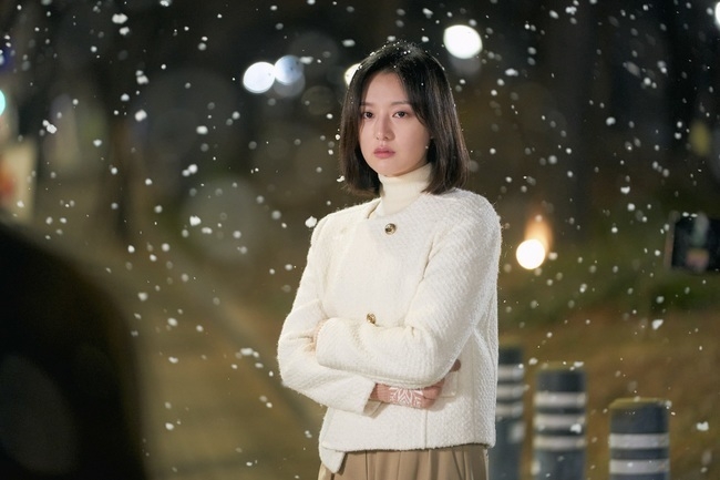 金智媛則有望飾演神秘女人「慕恩」