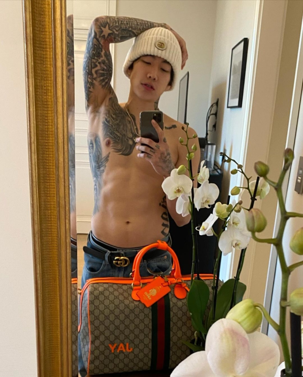 ：因為要代替無法複製的拍照姿勢