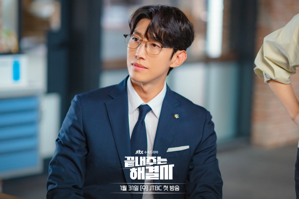 姜其永飾演顧問律師「董基俊」