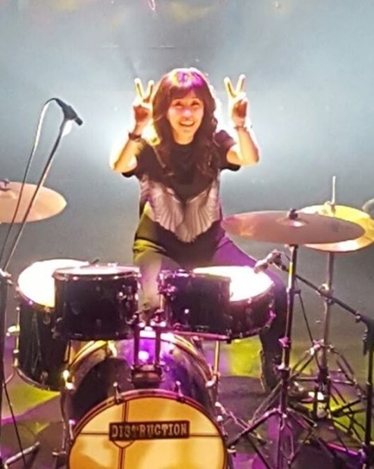 金美京打架子鼓