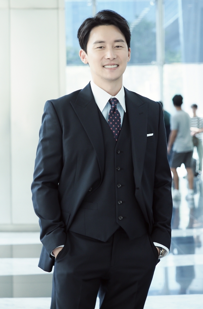 金准韓飾演的是車恩京的後輩、離婚2組的組長律師「鄭宇鎮」