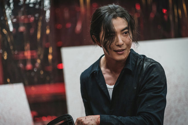 金材昱飾演以血作靈感的畫家「鄭揆哲」