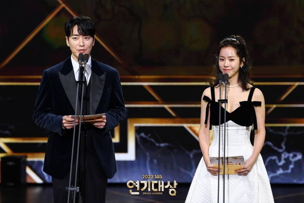 李浚赫♥韓志旼在《SBS演技大賞》合體頒獎
