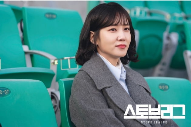 朴恩斌飾演棒球隊營運組組長「李世英」