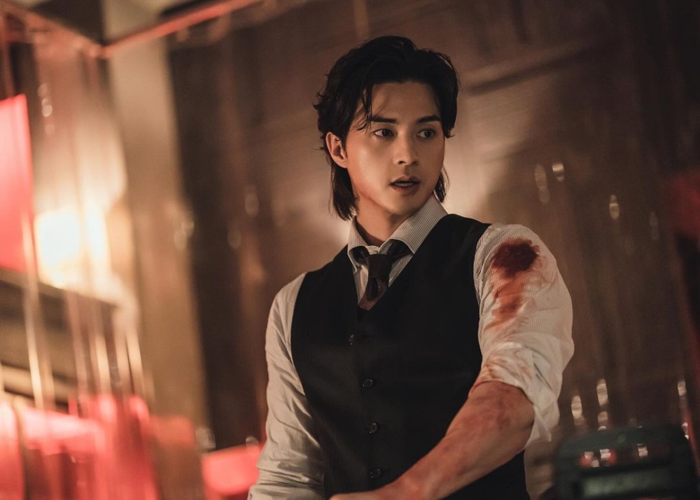 金智勳飾演暴虐成性的泰康集團的長子「朴泰宇」