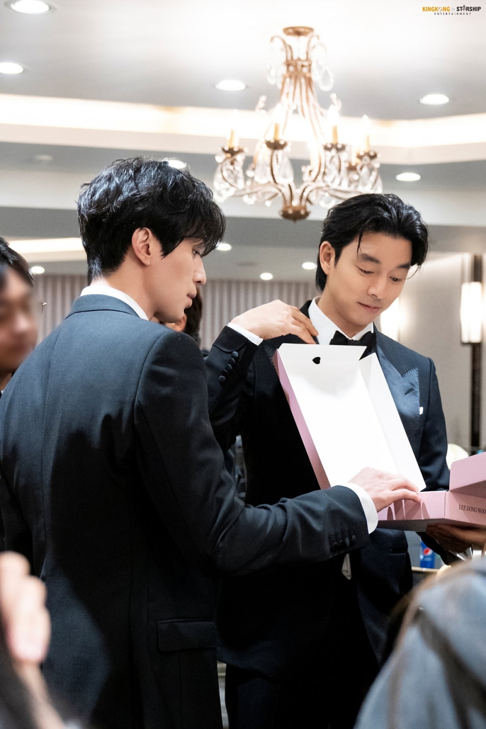 李棟旭送自己的周邊給孔劉