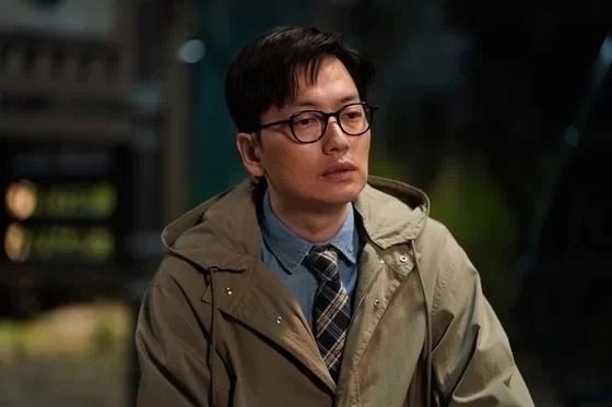 李東輝飾演被抓到就完蛋的鐘南警察署的瘋狗「金尚順」