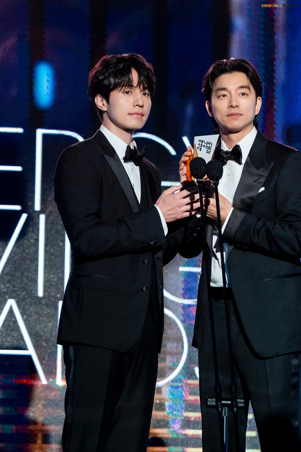 李棟旭＆孔劉穿情侶款西裝領獎(誤) 