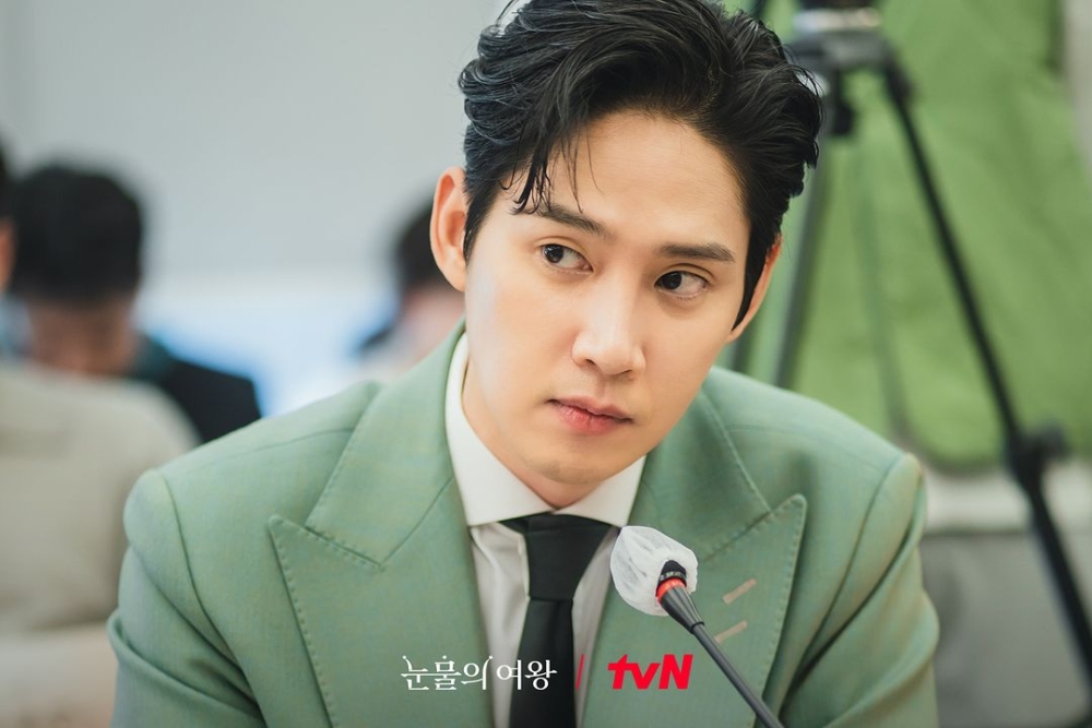 朴成勳飾演「尹恩成」