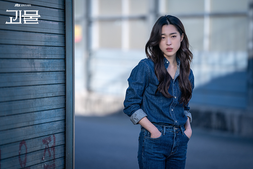 崔成恩飾演比利時籍韓裔「瑪麗」