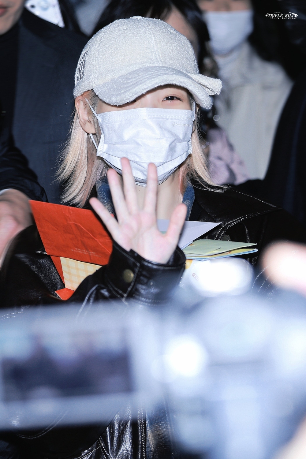 從意大利飛回韓國的IU也買了零食給粉絲