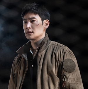 李帝勳飾演傳說中的朴班長「朴英漢」