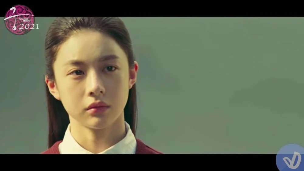 高允貞飾演擁有美貌和智慧的心機美人「閔孝琳」也是李信的前女友