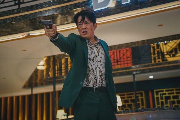 許成泰則飾演TCI組長「鄭彩萬」