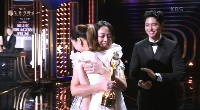 緊緊擁抱的兩人