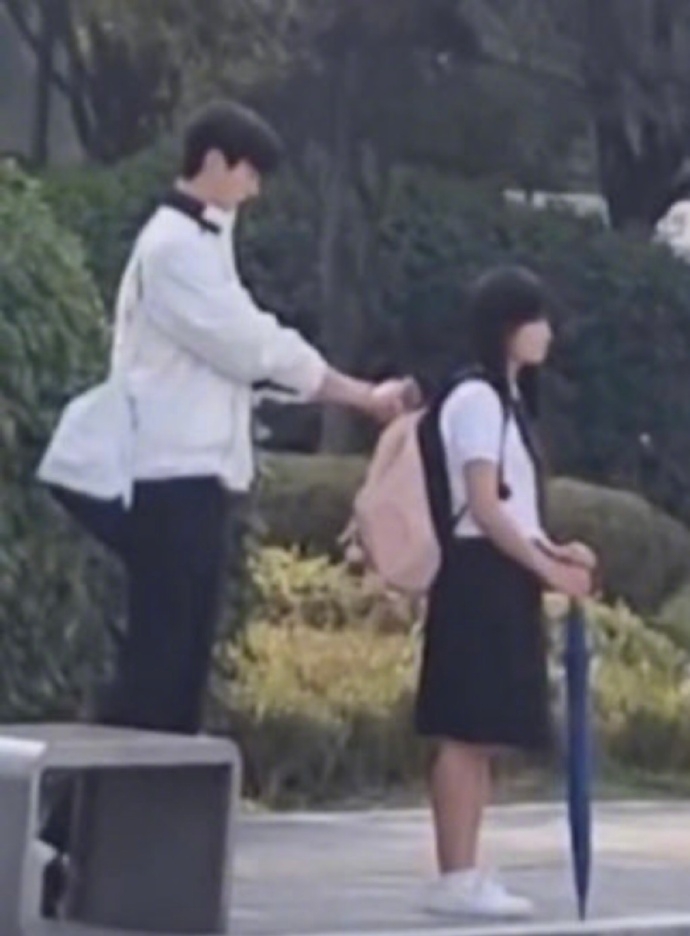 《背著善宰跑》路透照