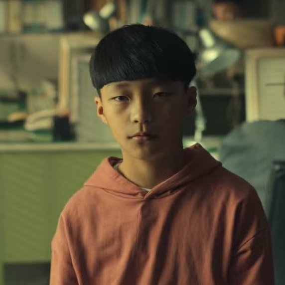 《殺人者的難堪》中飾演孫錫久童年的演員