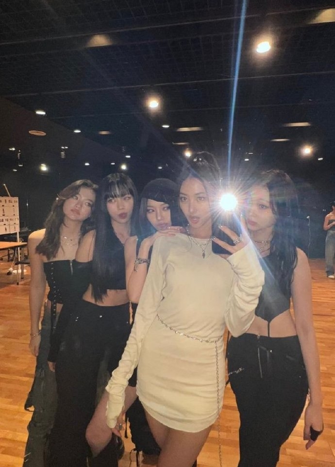 MEOVV練習室合照曝光