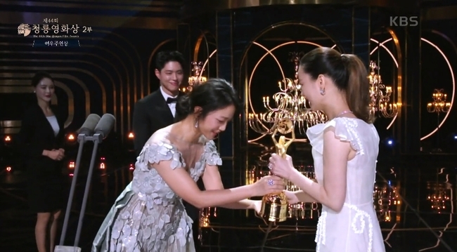 湯唯頒獎給鄭有美