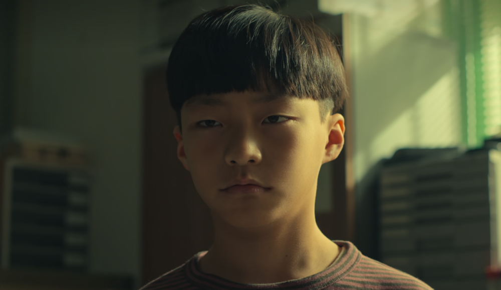 《殺人者的難堪》中飾演孫錫久童年的演員