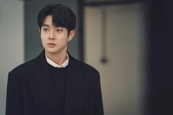 崔宇植飾演從配角演員成為電影評論家「高謙」