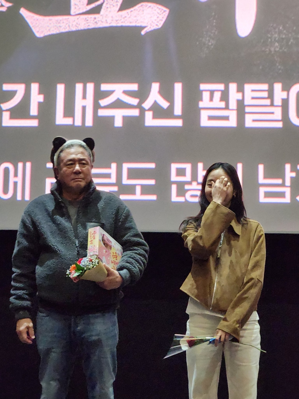 主動帶髮箍的影帝XD