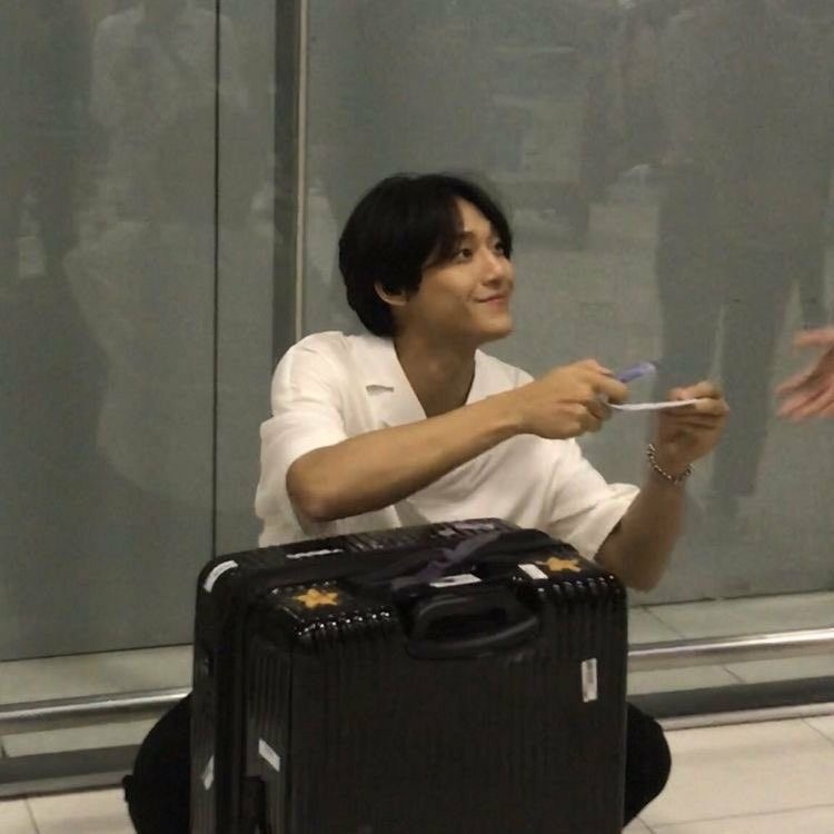 蹲在角落給粉絲簽名