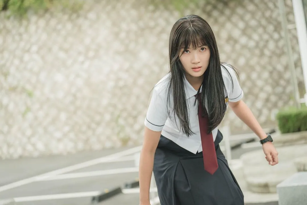 金惠奫飾演為了救活自己最愛的頂級明星柳善宰而回到過去的熱血粉絲「任率」