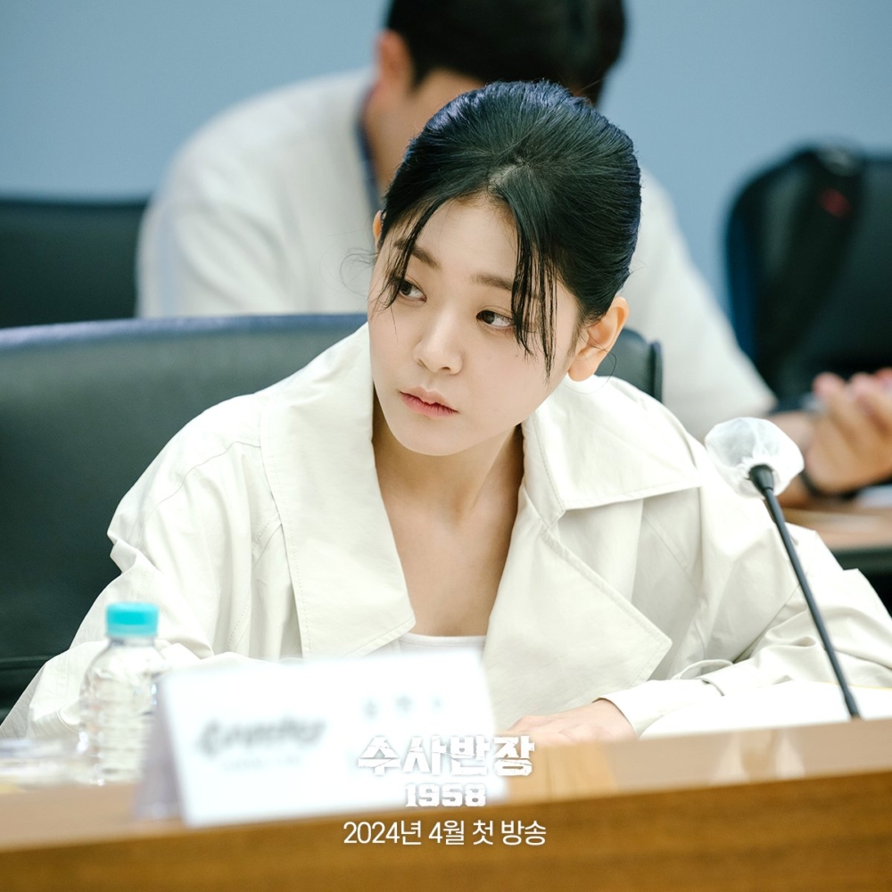 鄭秀彬則飾演推理小說發燒友女高中生「鳳蘭實」