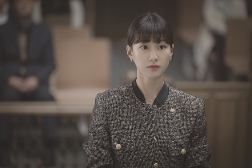 河允景飾演檢察官