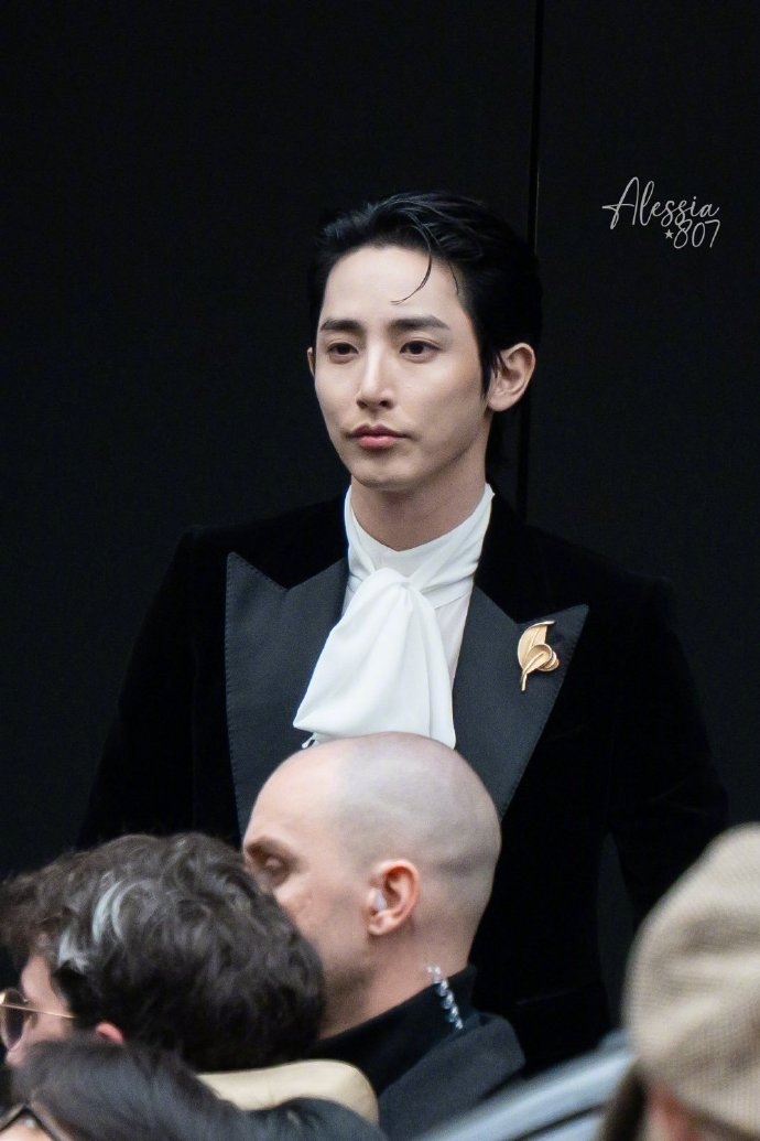 李洙赫出席時尚品牌D&G的2024秋冬大秀