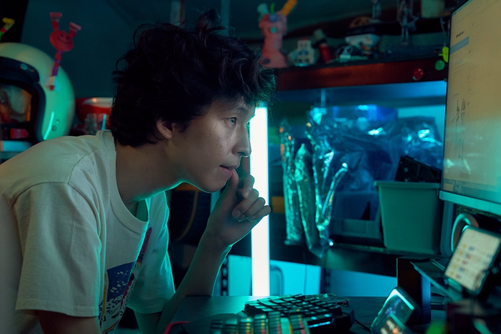 洪京飾演「阿爾萊」成員「FABTAG」