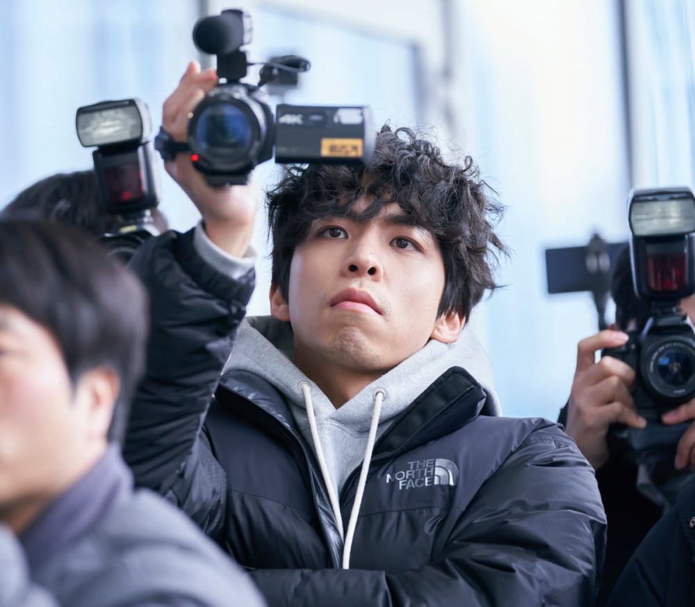 朱鐘赫則將飾演《Trigger》節目組的老么PD「姜基浩」