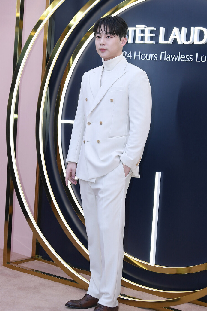 裴仁爀出席某彩妝品牌的快閃活動