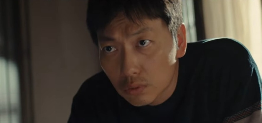 李東輝飾演被抓到就完蛋的鐘南警察署的瘋狗「金尚順」