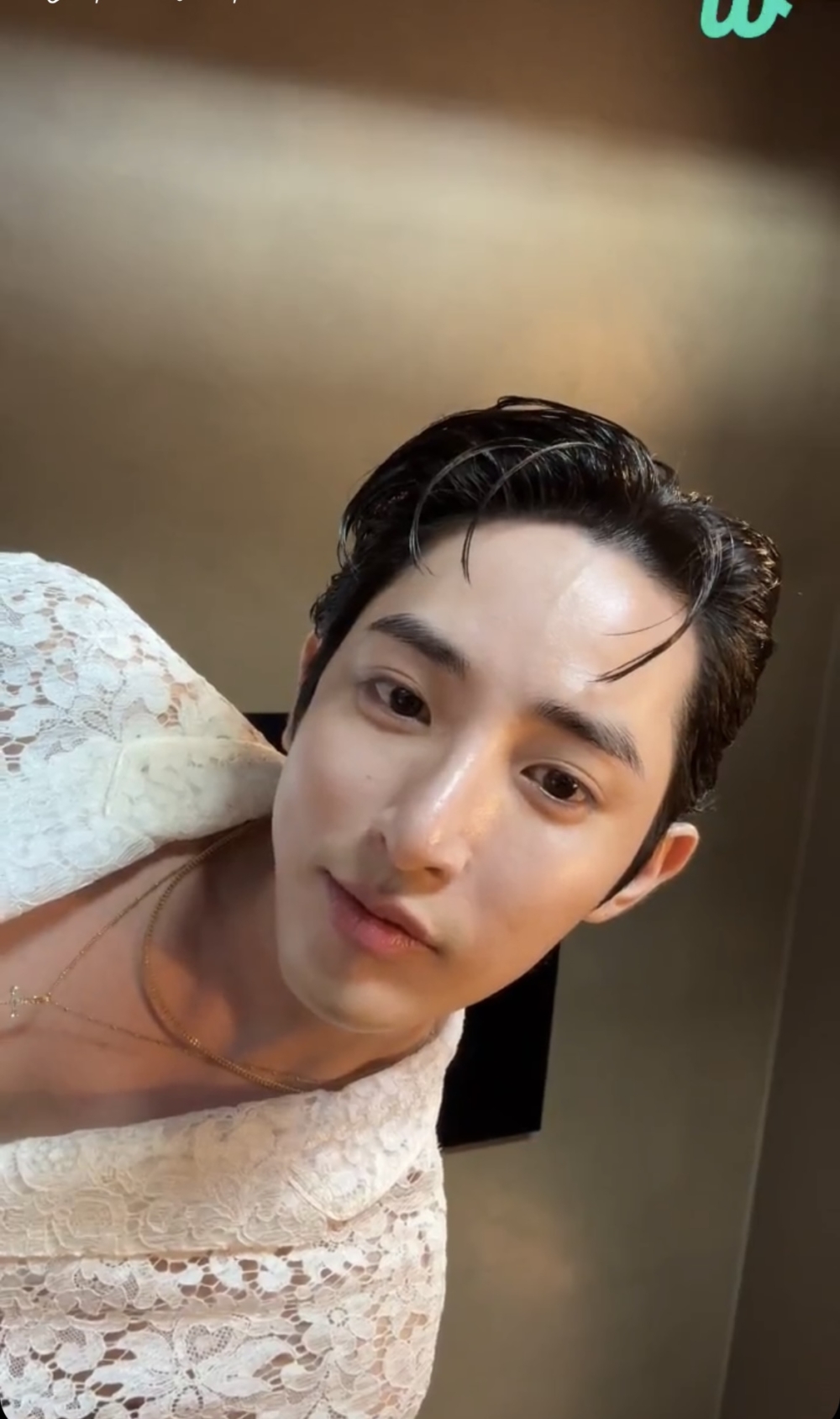 李洙赫在Weverse進行直播